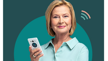 Kobieta 60+ z telefonem komórkowym w dłoni